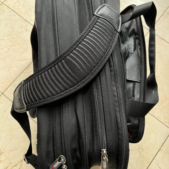 Victorinox X-Large Black Ballistic Nylon Expandable Laptop Briefcase /Backpack. - Picture 15 of 15